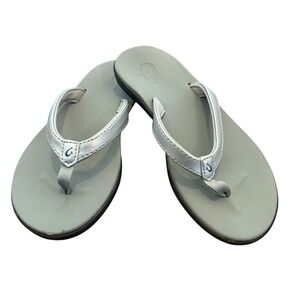 OluKai Ho'opio Girls Flip Flops Sandals Size 1 Youth Silver Grey Water Resistant